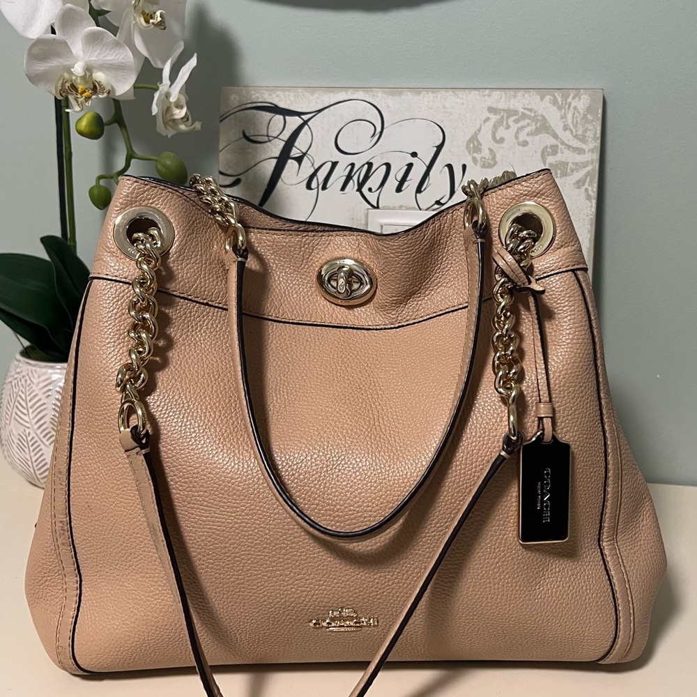 ♥️ Coach Edie turn lock shoulder bag